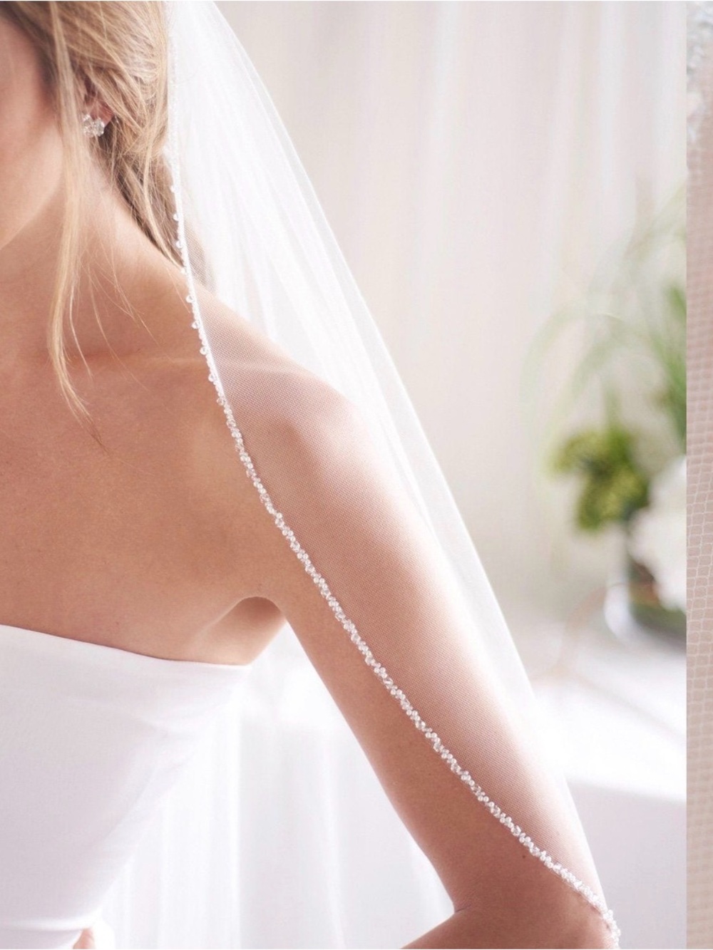 Classic Single-Tier Bridal Veil w Crystal Beaded Edge - White - Cathedral length
